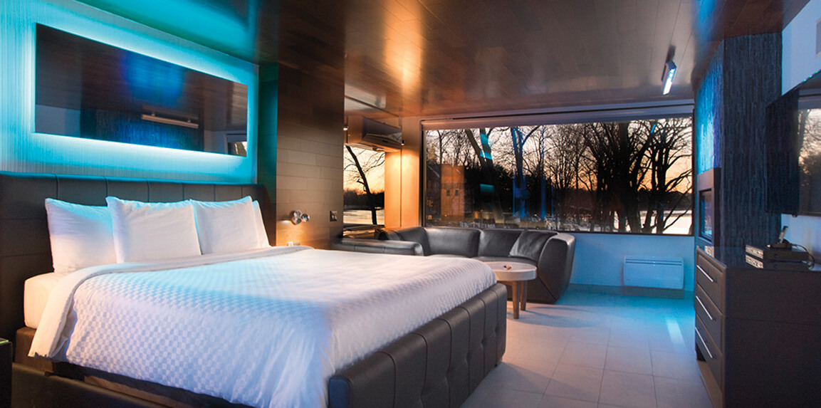 Chambre avec éclairage LED, lit design et grande fenêtre panoramique