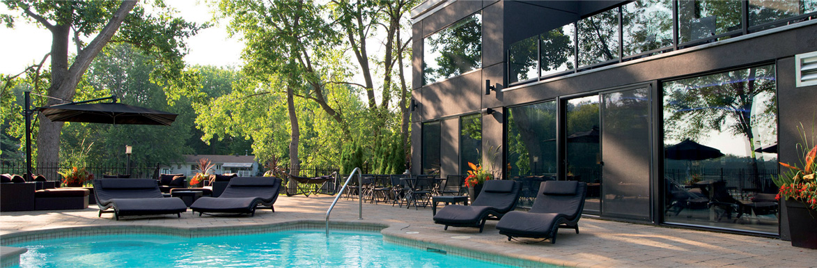 Cour arrière d'une maison moderne avec piscine et mobilier extérieur